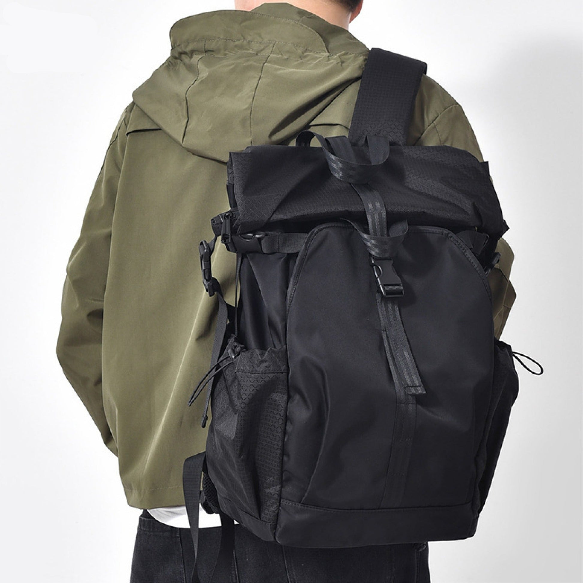 Rolltop backpack – ideal for travel and work, featuring multiple compartments, water-resistant fabric, and a dedicated laptop sleeve